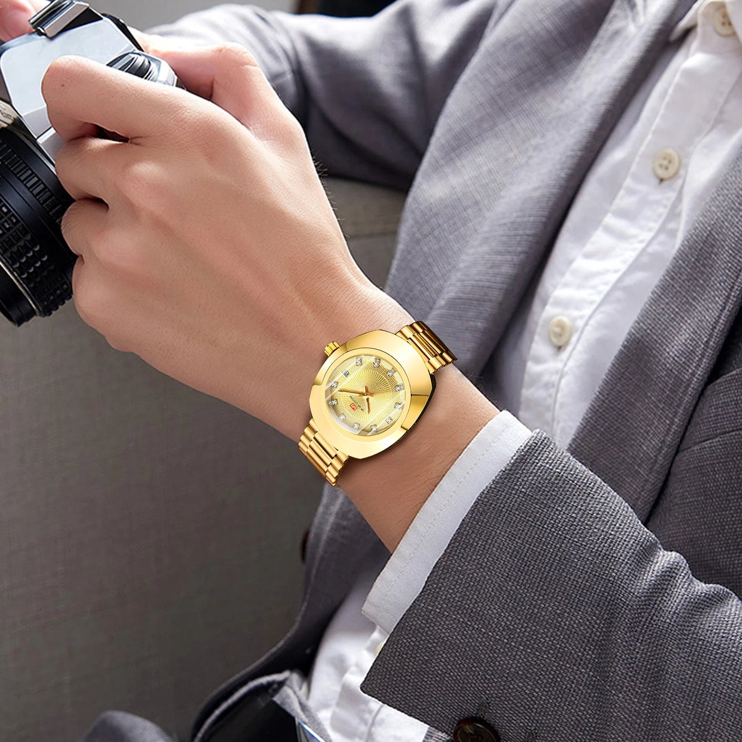 Elegant Gold Mesh Men’s Watch